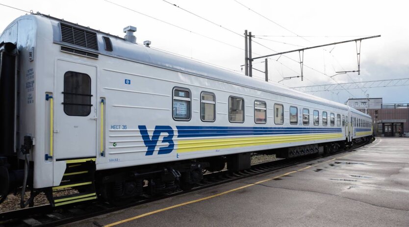 Поїзд Укрзалізниці на тлі гір